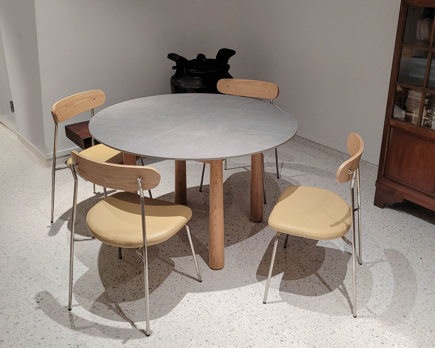 Tables Bulbul Tiong Round Dining Table in Solid Oakwood Base
